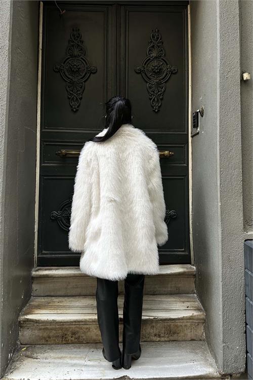 Kadın Beyaz Kürk Kruvaze Yaka Düğmeli Oversize Mont ESR001 