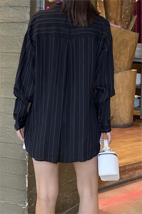 Kadın Siyah Çizgili Oversize Gömlek – Günlük Şık Kombin ESR079